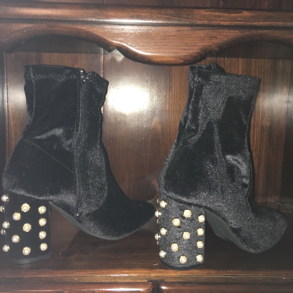 Never been worn Suede pearl heels💄💋